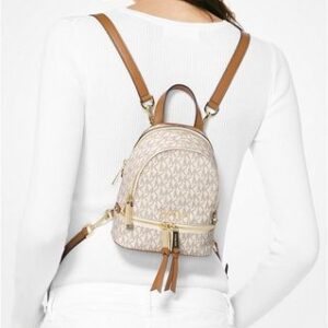 Balo mini Michael Kors của nữ Rhea Mini Vanilla Logo Backpack, balo MK mini hàng hiệu màu trắng logo, balo michael kors đeo chéo, balo MK hàng hiệu màu trắng giành cho nữ, balo Michael Kors chính hãng authentic, balo michael kors authentic minisize