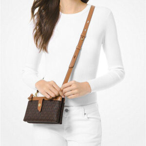 Túi xách Michael Kors mini đeo chéo màu nâu 32S0G00C7B- MK CHARM MD TAB DBZP PHN XBODY-BRN, tui xach hang hieu mini,  tui xach Michael Kors hang hieu nu, tui xach Mk mini mau nau, tui xach MK deo cheo mau nau, gio xach Michael Kors mini deo cheo.