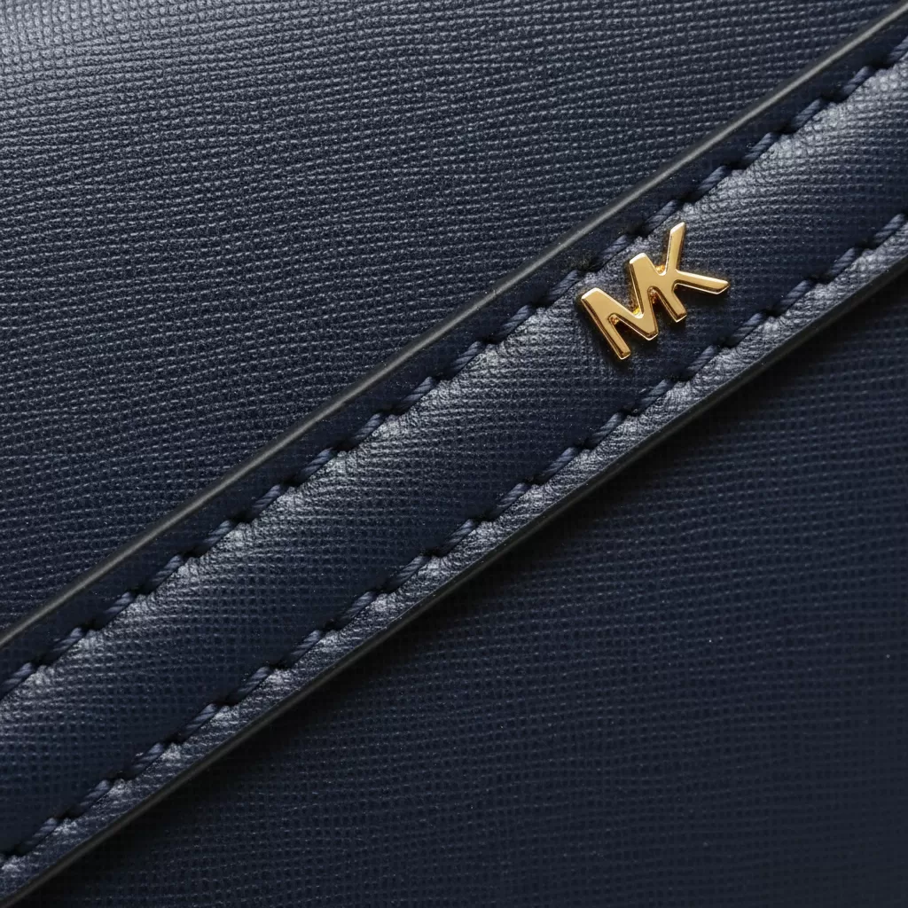 gemini_image_1770814885 Chất liệu da Saffiano và đường may tinh xảo là điểm nhấn của túi Michael Kors chính hãng