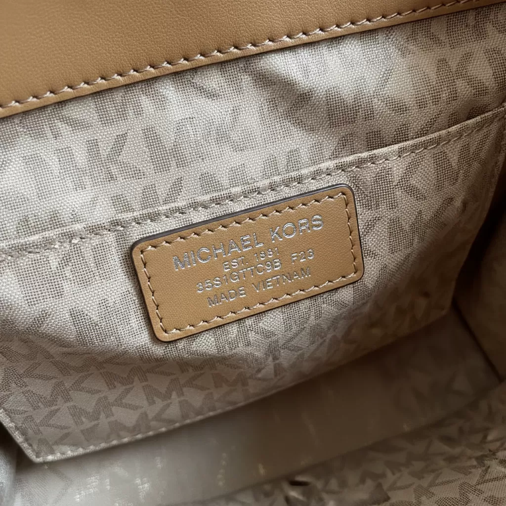 Lớp lót bên trong và mã code là những yếu tố quan trọng để xác thực sản phẩm Michael Kors