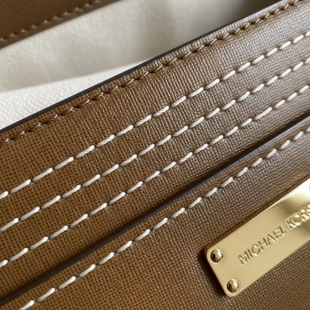 Đường may trên túi Michael Kors thật cực kỳ đều đặn và tinh xảo trên nền da Saffiano