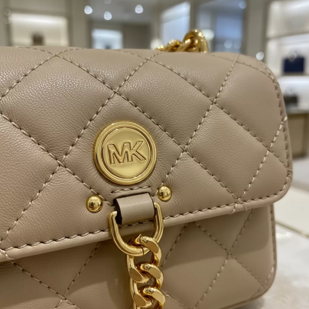 gemini_image_1770816692-1 Sự tỉ mỉ trong từng đường kim mũi chỉ và chi tiết kim loại cao cấp của túi Michael Kors
