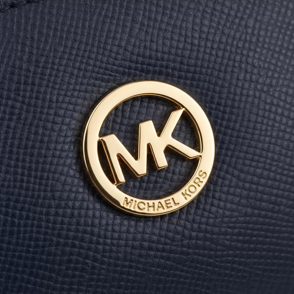Chi tiết logo và chất liệu da cao cấp tạo nên giá trị cho túi Michael Kors