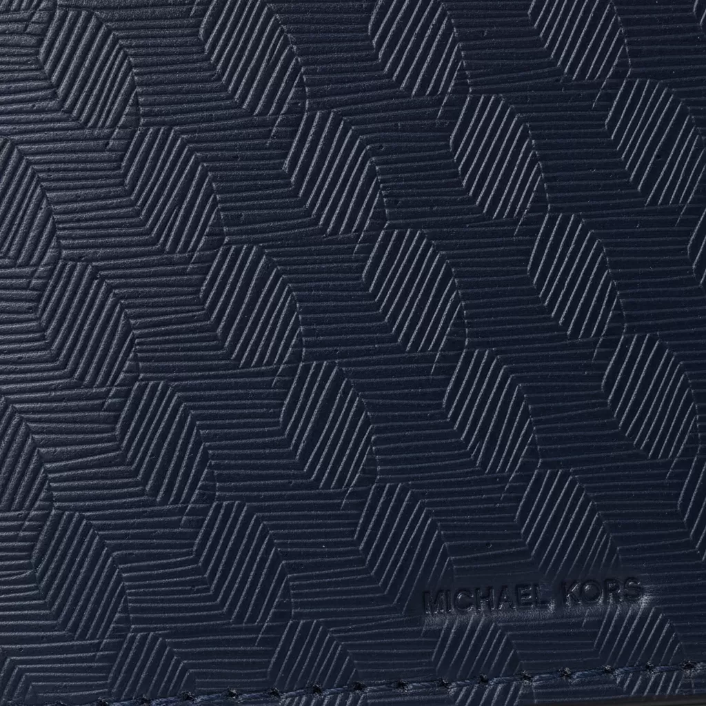 gemini_image_1770817597 Cận cảnh chất liệu da Saffiano đặc trưng với khả năng chống trầy xước và chống thấm nước vượt trội