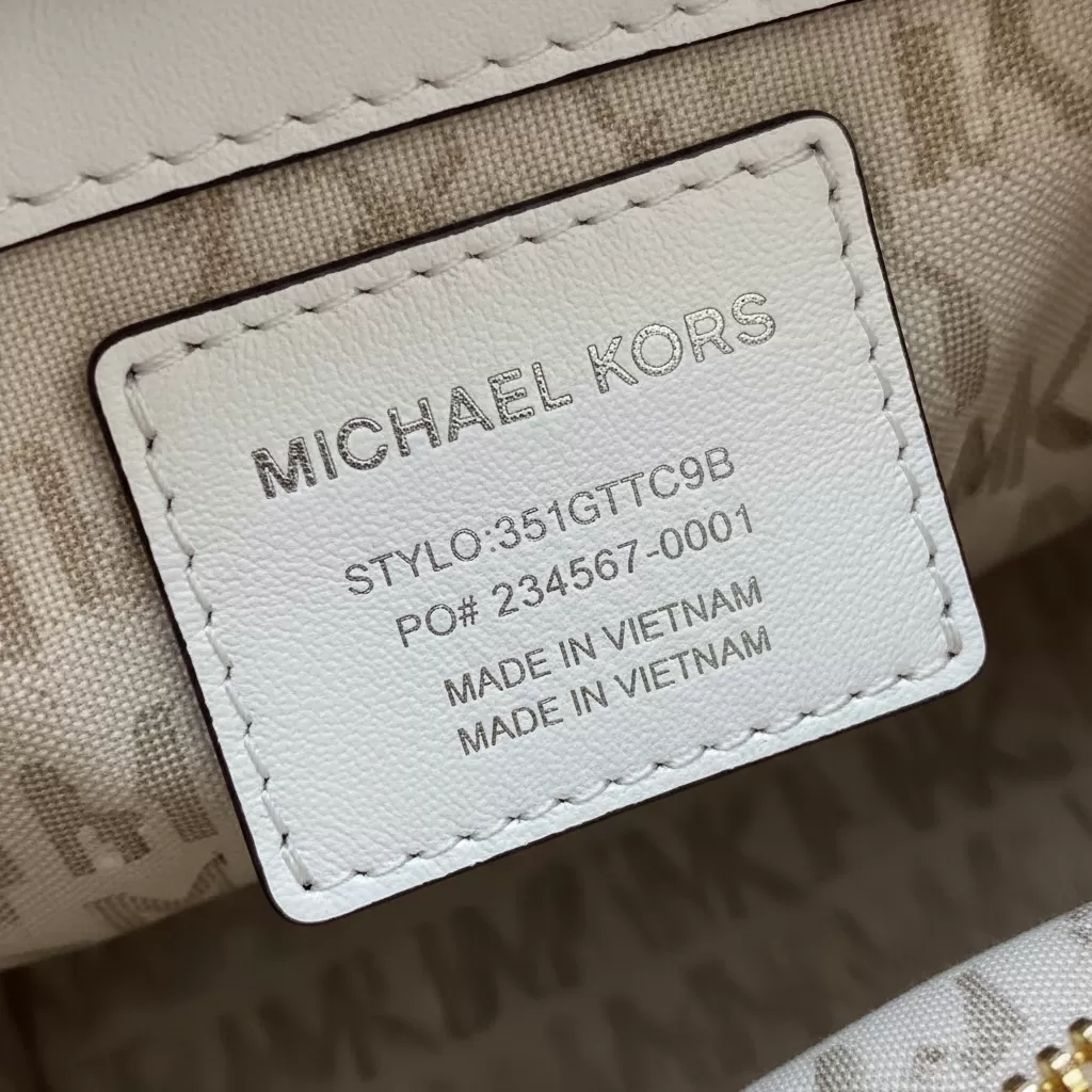 gemini_image_1770817892-1 Mã serial trên tem nhựa trắng cung cấp thông tin về nhà máy và thời gian sản xuất