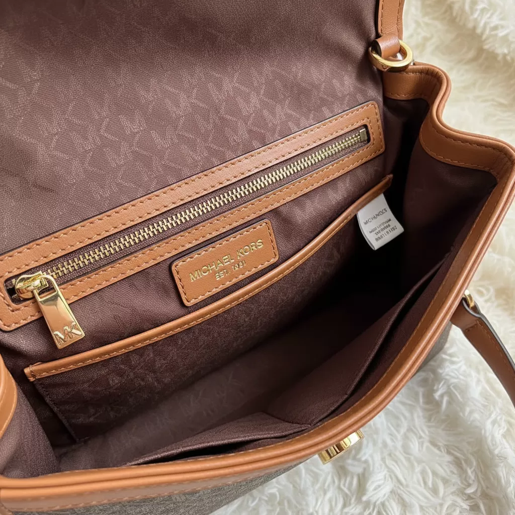 gemini_image_1770817892 Kiểm tra chi tiết tem mác là bước quan trọng nhất để xác định túi Michael Kors chính hãng