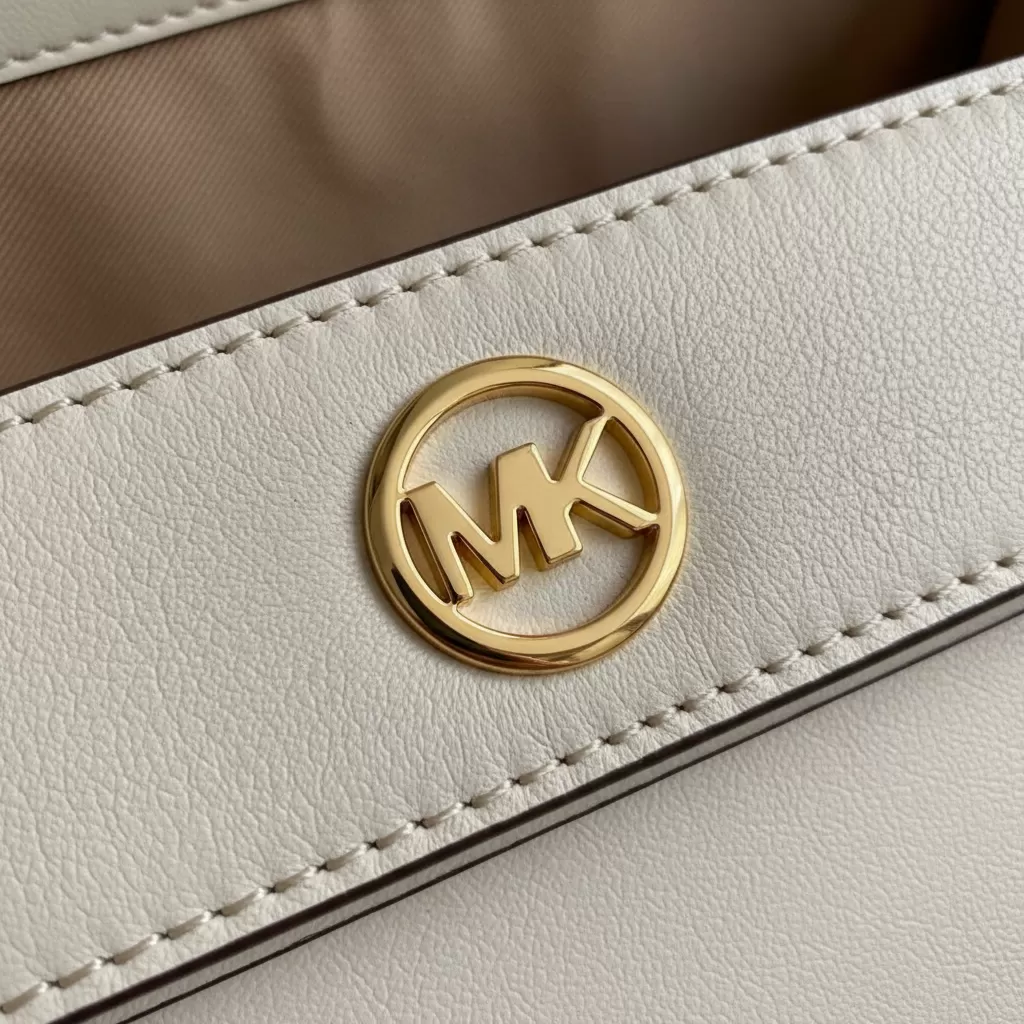 gemini_image_1770819121-1 Chi tiết logo và đường may là những yếu tố then chốt để phân biệt túi thật và giả