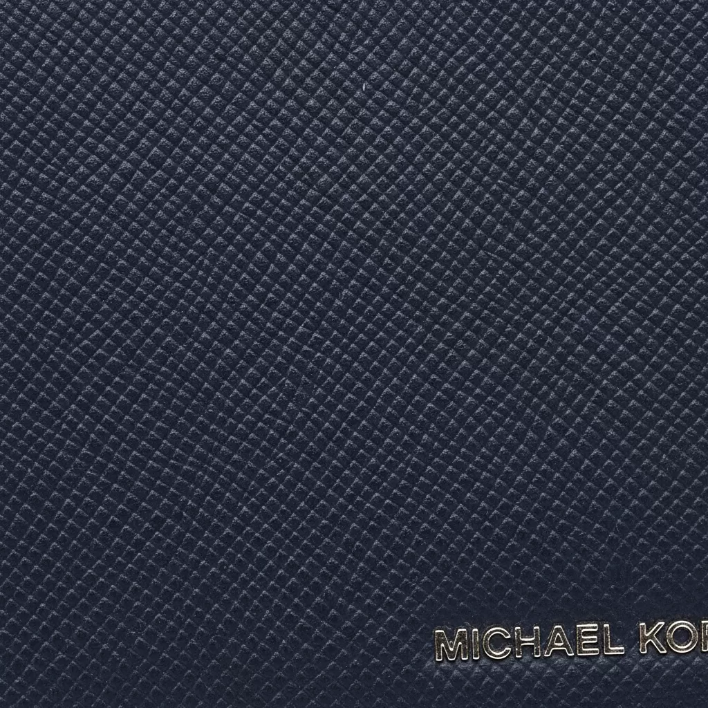 gemini_image_1770821427 Chất liệu da Saffiano đặc trưng giúp túi Michael Kors bền bỉ và giữ phom dáng tốt