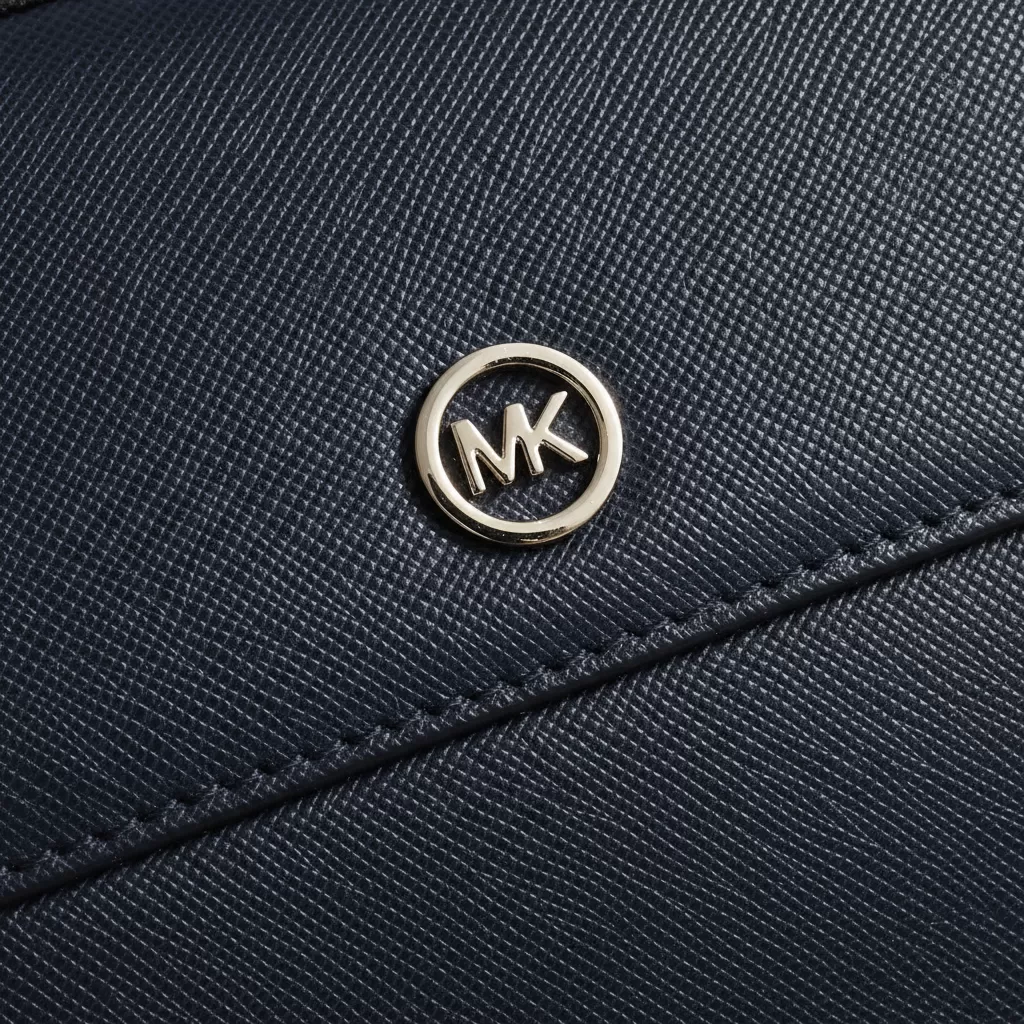 Chất liệu da Saffiano cao cấp tạo nên vẻ ngoài sang trọng và bền bỉ cho túi Michael Kors