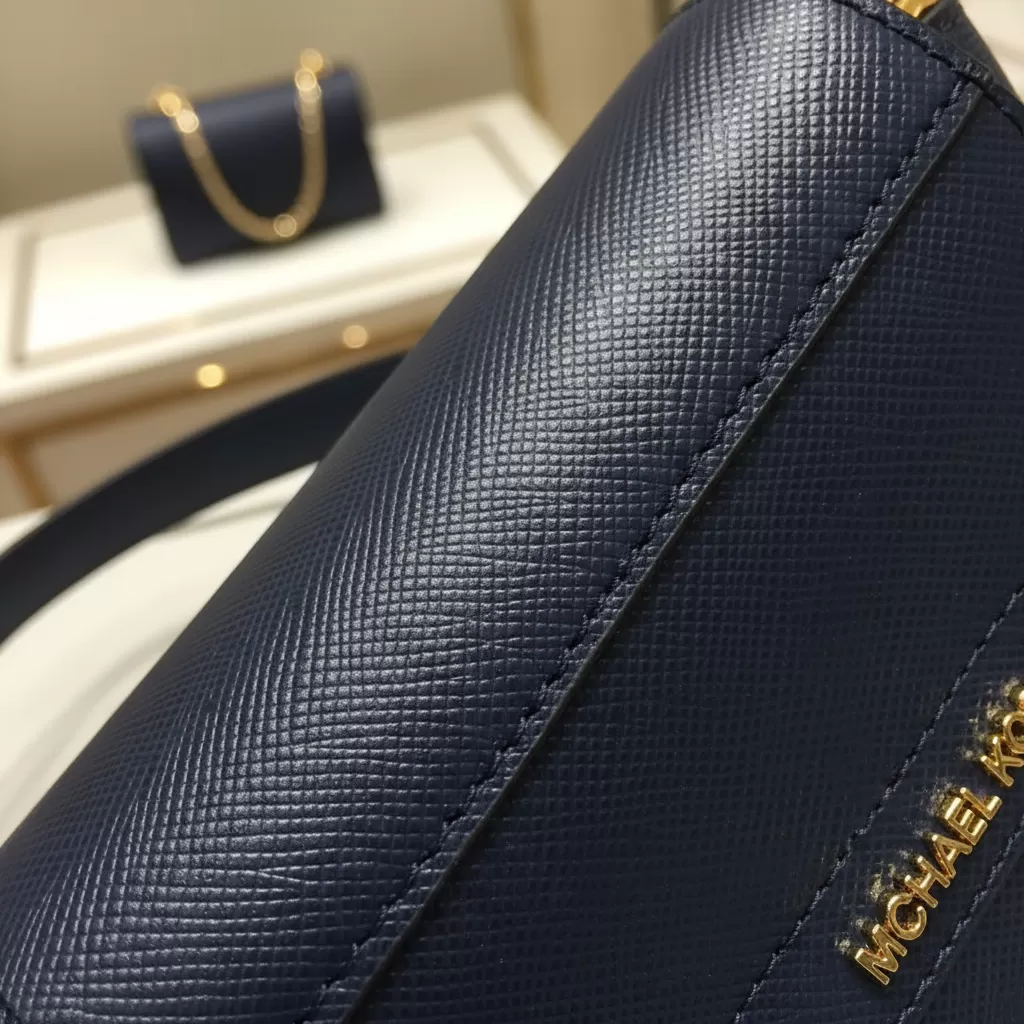 gemini_image_1770823953-1 Chất liệu da Saffiano đặc trưng tạo nên độ bền và vẻ sang trọng cho túi Michael Kors