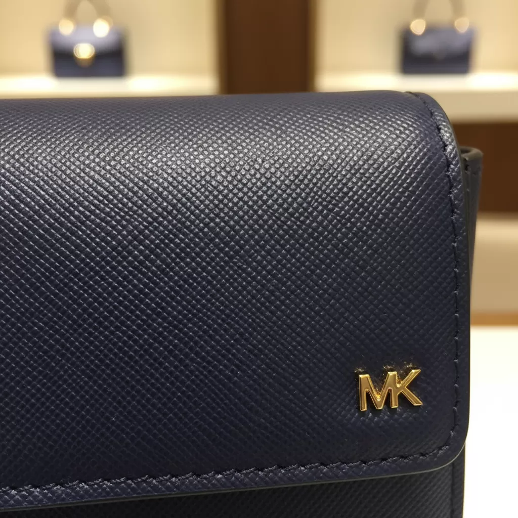 gemini_image_1770827485-1 Chất liệu da Saffiano đặc trưng của Michael Kors mang lại độ bền và vẻ đẹp sang trọng