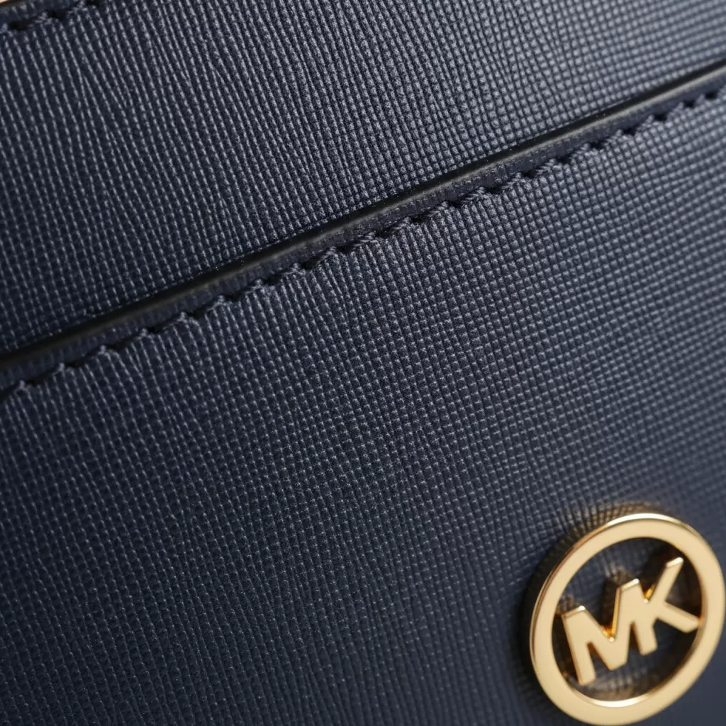 gemini_image_1770828274 Chất liệu da Saffiano bền bỉ giúp túi chịu được va đập trong suốt hành trình