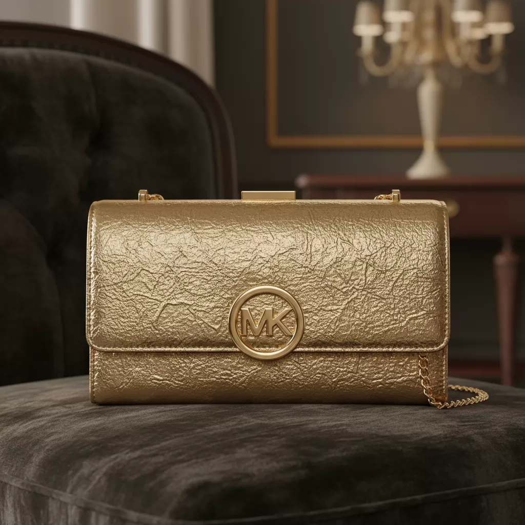 Túi Michael Kors tông màu ánh kim sang trọng dành cho các buổi tiệc tối