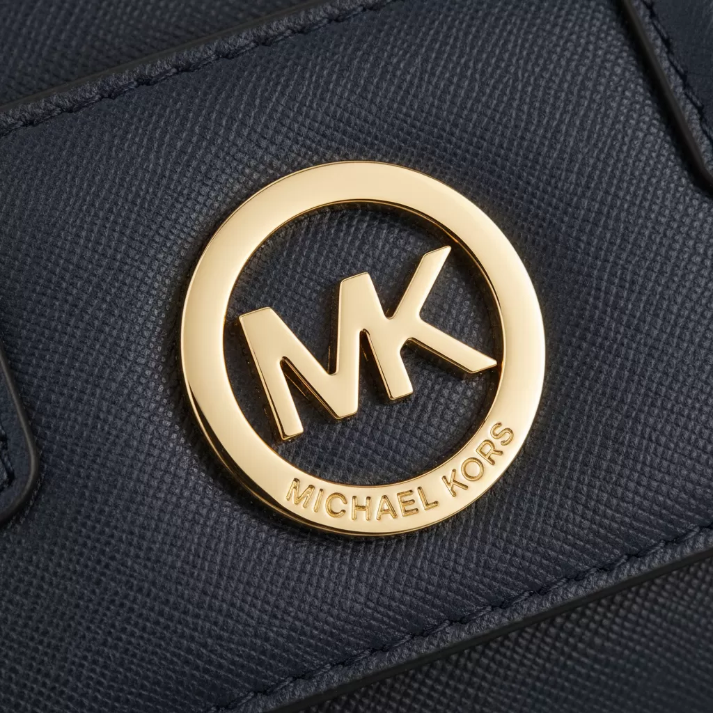 gemini_image_1770836536 Chất liệu da Saffiano cao cấp tạo nên độ bền vượt trội cho túi Michael Kors