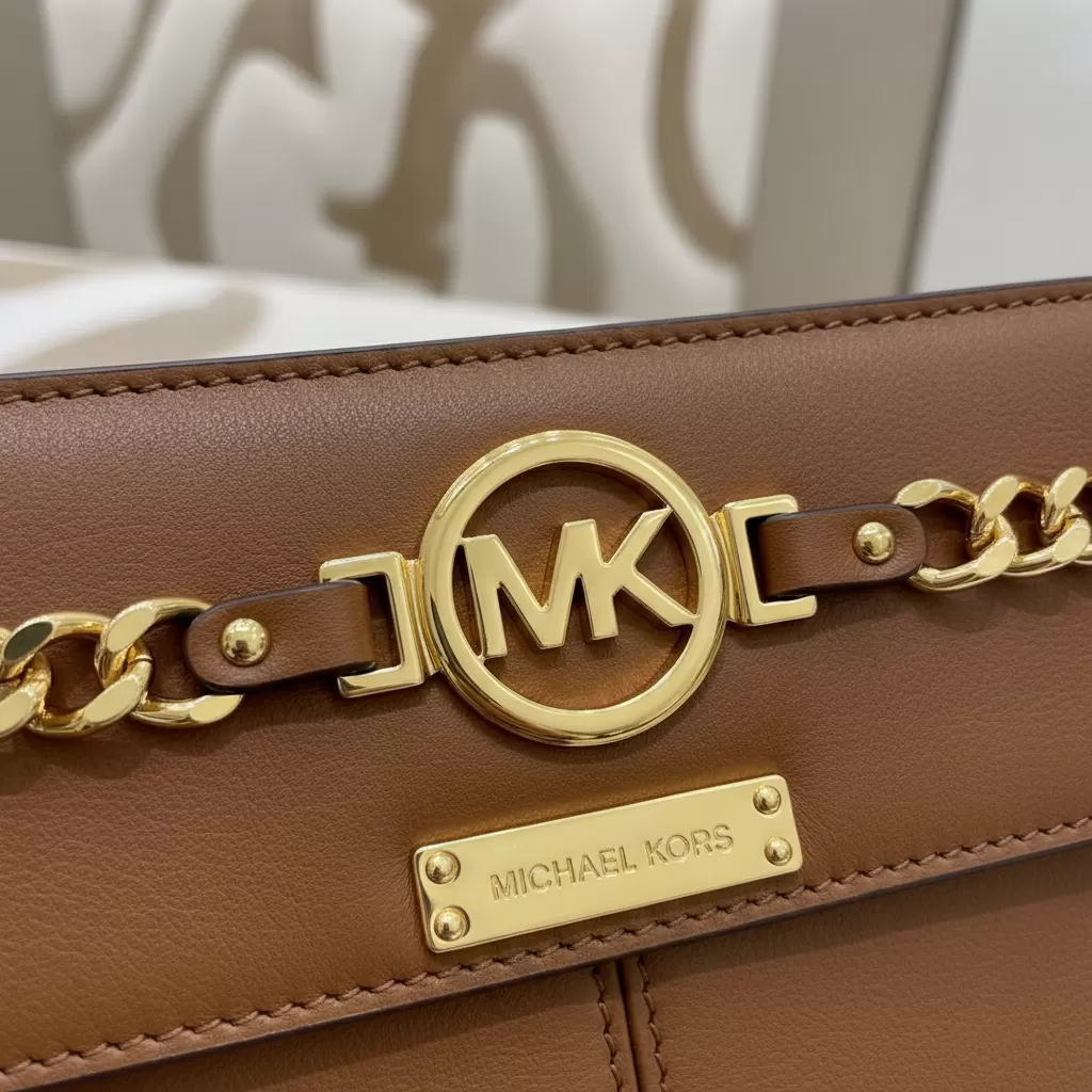Chi tiết logo và chất liệu tinh xảo khẳng định giá trị của túi Michael Kors chính hãng