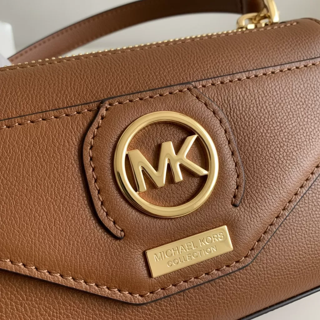 gemini_image_1770838073 Các chi tiết kim loại và đường may trên túi Michael Kors chính hãng luôn đạt độ hoàn thiện cao