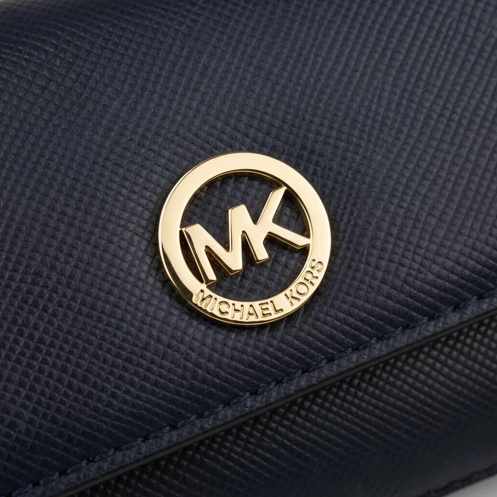 gemini_image_1770840511 Chất liệu da Saffiano cao cấp tạo nên độ bền và vẻ ngoài sang trọng cho balo Michael Kors