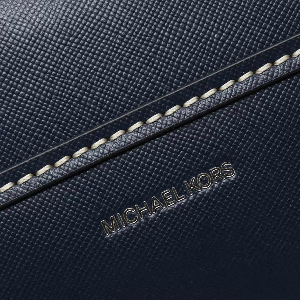 Chất liệu da Saffiano và đường chỉ may đều đặn là dấu hiệu nhận biết túi Michael Kors thật