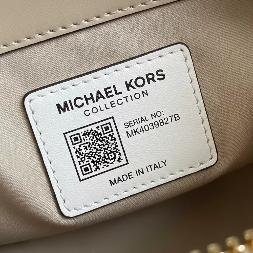 Kiểm tra kỹ mã series và tag thông tin bên trong túi để xác minh nguồn gốc