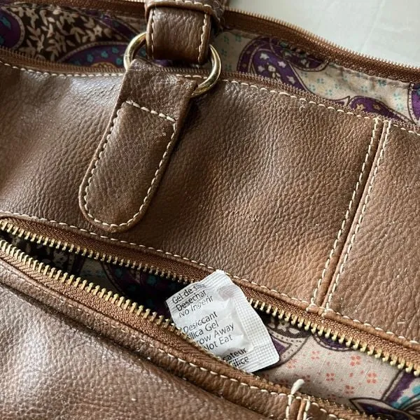 1531-5-silica-gel-in-handbag Sử dụng túi hút ẩm là cách hiệu quả để loại bỏ độ ẩm từ sâu bên trong các ngăn túi