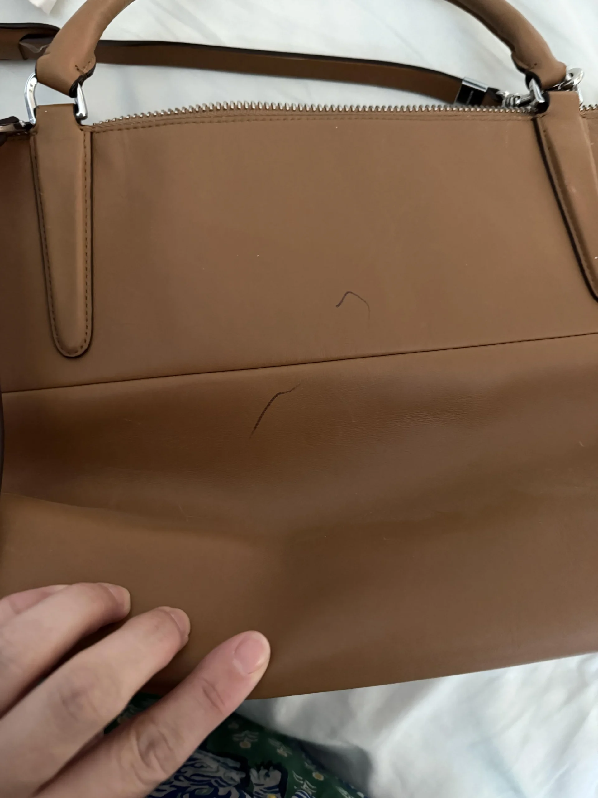 1r4e4si1y8ae1-scaled-1 Vết mực là nỗi ám ảnh đối với những tín đồ yêu thích túi xách Michael Kors