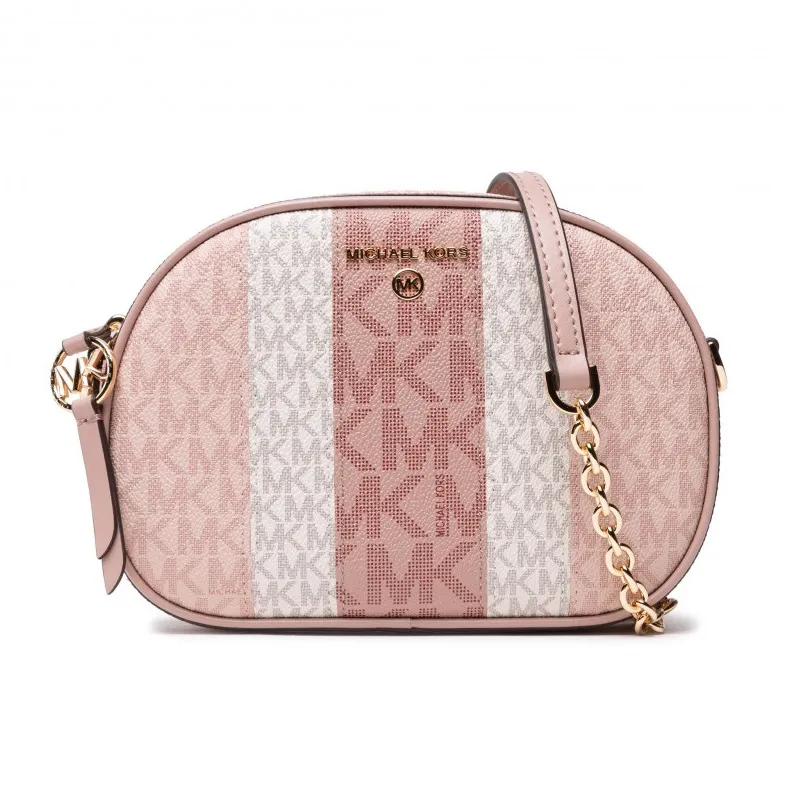 Túi Michael Kors dáng hộp mang lại vẻ thanh lịch và sang trọng cho tà áo dài cổ điển