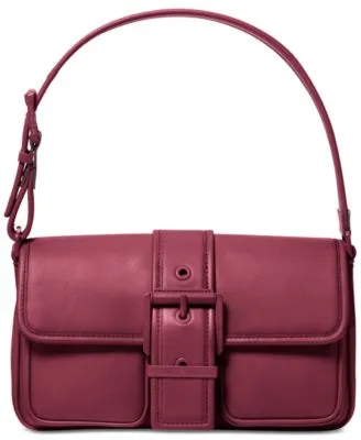Cận cảnh vẻ đẹp sang trọng của túi MK Colby Medium Leather Shoulder trong không gian hiện đại