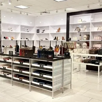 348s-2 Không gian mua sắm tại một cửa hàng Michael Kors Outlet với đa dạng mẫu mã và mức giá ưu đãi