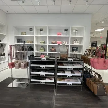 Hệ thống cửa hàng Outlet là kênh tiêu thụ hàng tồn kho chủ lực của Michael Kors