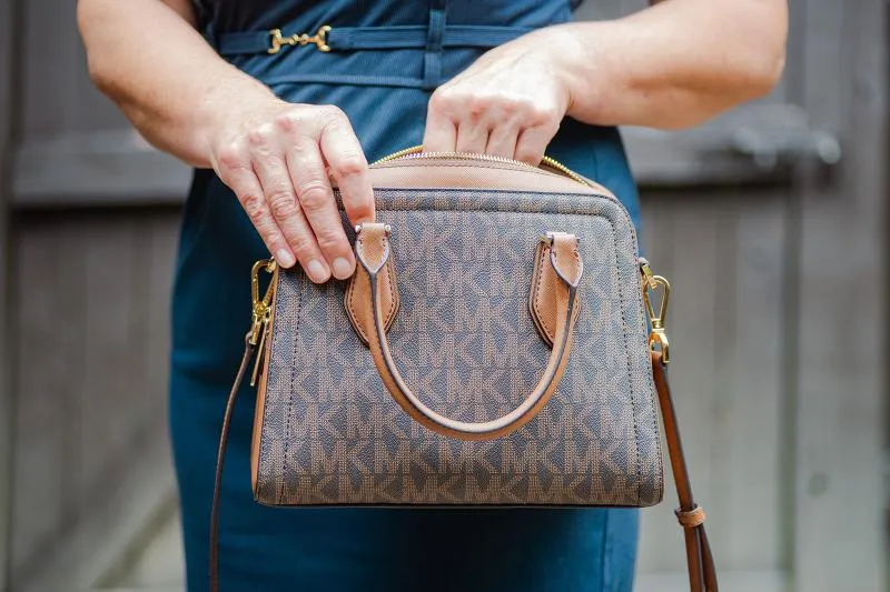 358044-800x533-michael-kors-bag-2413204687 Chi tiết khóa kéo mạ vàng tinh xảo trên một chiếc túi Michael Kors chính hãng