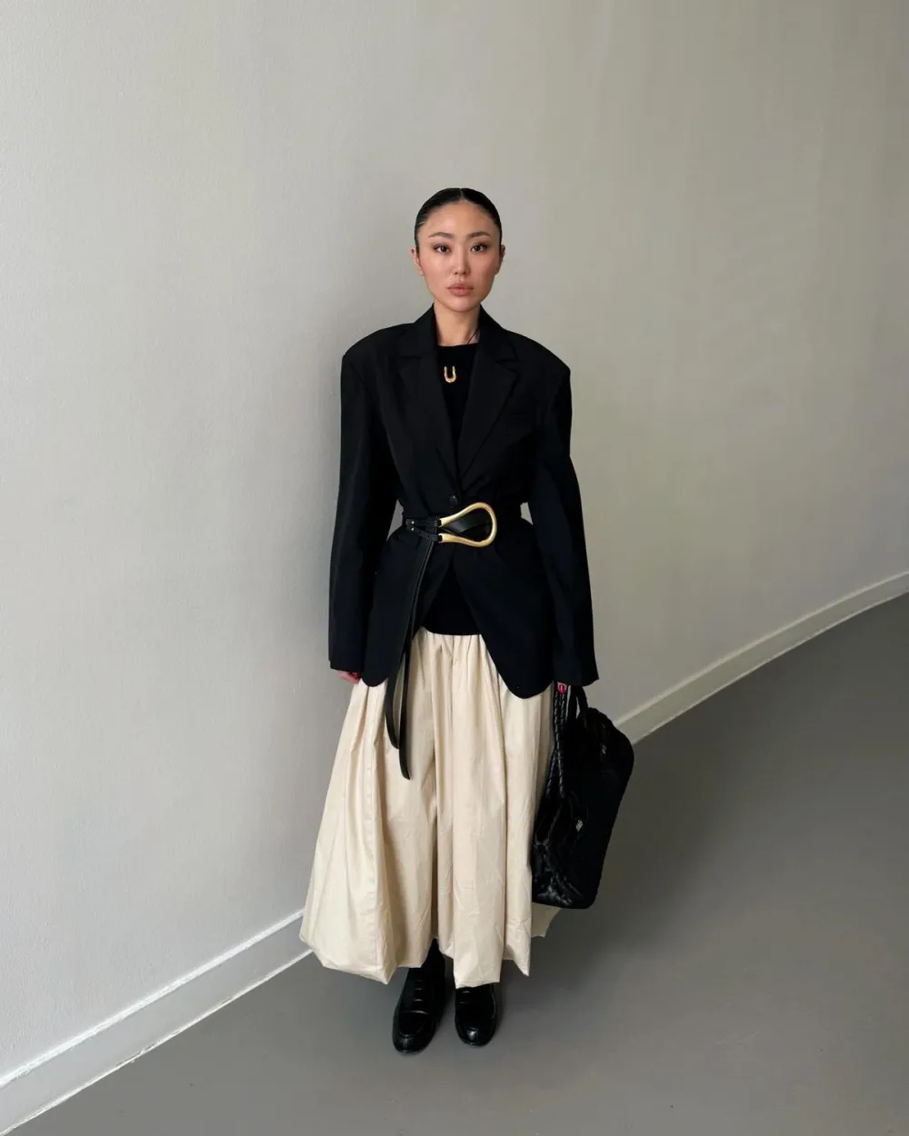 Túi MK đeo chéo mang lại vẻ ngoài trẻ trung và linh hoạt khi kết hợp cùng blazer