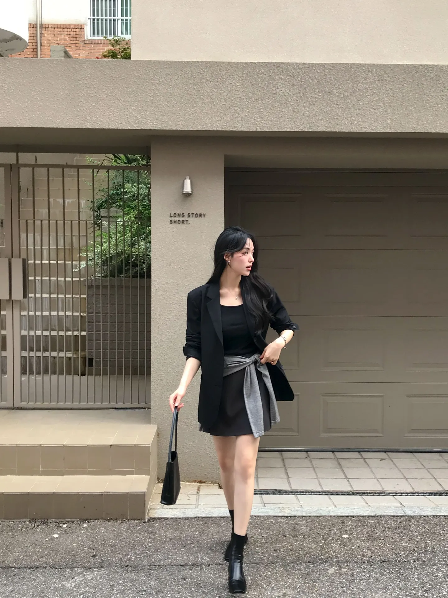 Phong cách công sở chuyên nghiệp khi kết hợp túi MK dáng Tote và váy xếp ly Midi