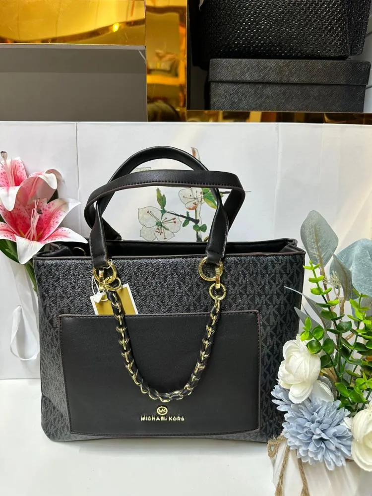 Trào lưu túi xách MK họa tiết 3D dập nổi đang thống trị các sàn diễn và thời trang đường phố cao cấp