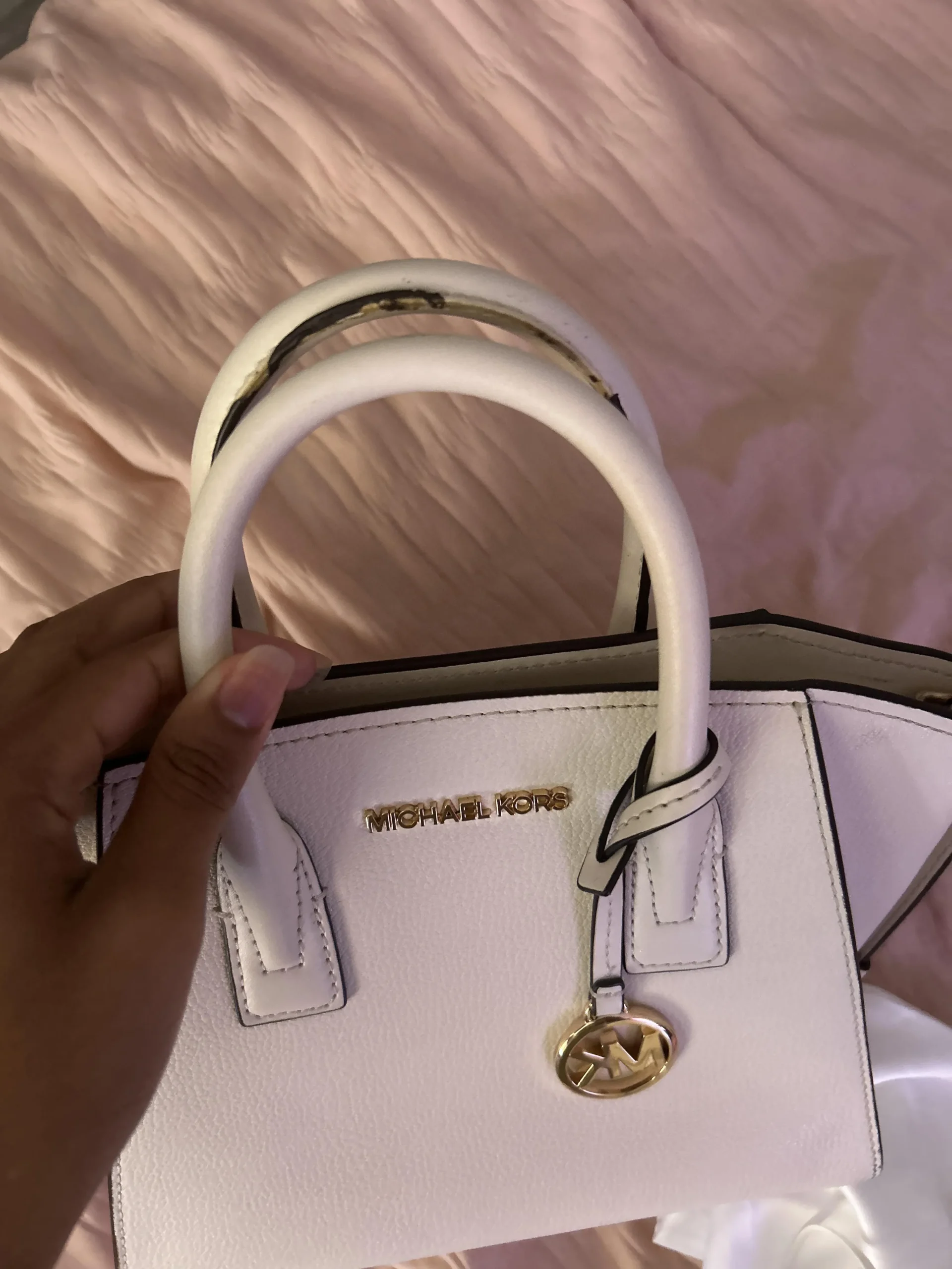 Chi tiết kim loại sắc nét và đường may tinh xảo là dấu hiệu nhận biết túi MK chính hãng