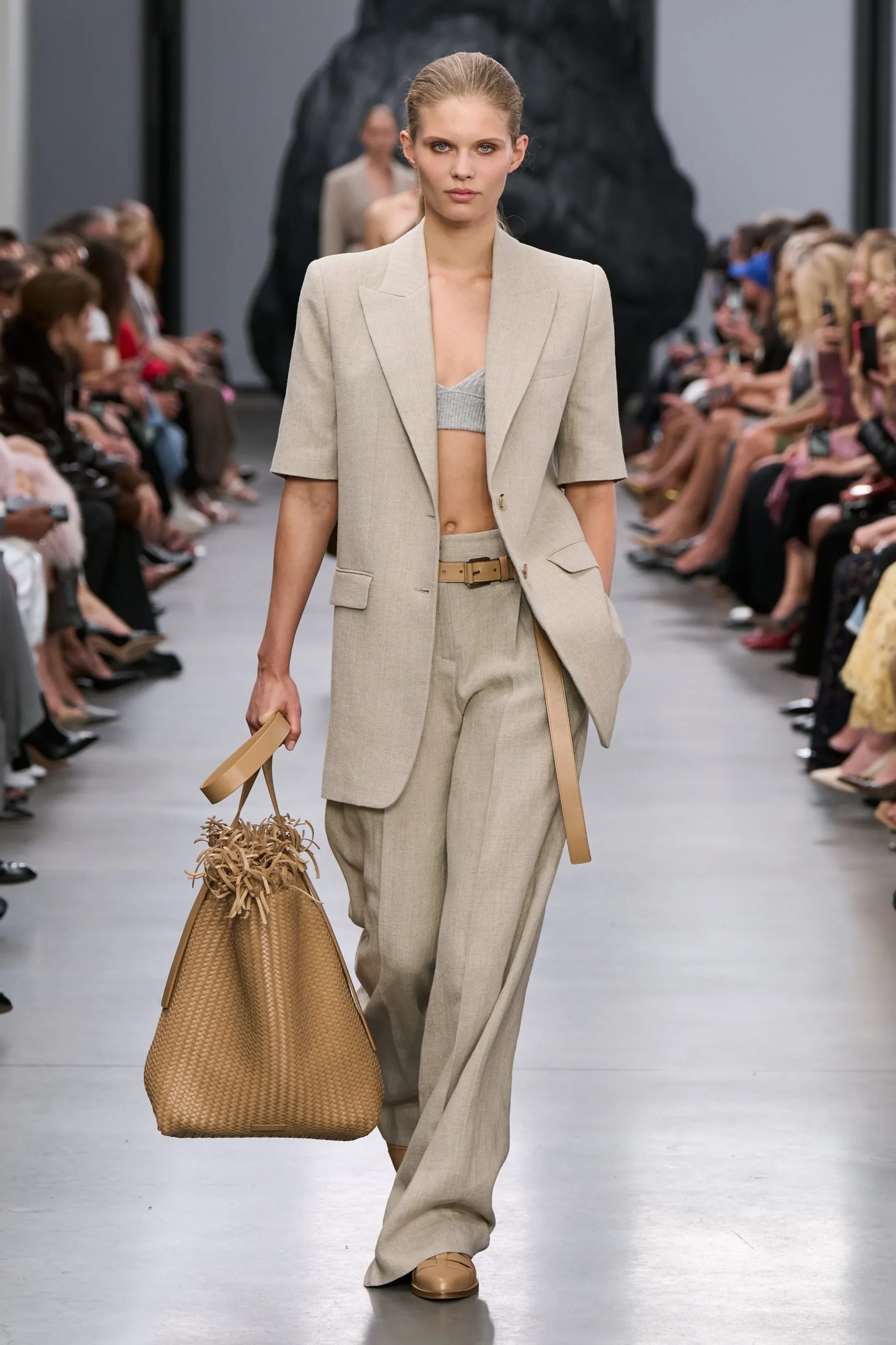 Sự thống trị của các tông màu trung tính trên sàn diễn Michael Kors mang lại vẻ đẹp đẳng cấp và vượt thời gian
