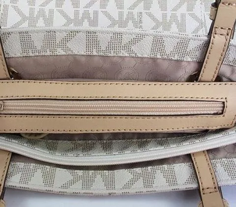 9-cach-nhan-biet-kiem-tra-tui-michael-kors-chinh-hang-5-jpg-1587551505-22042020173145 Tiết kiệm chi phí là lý do hàng đầu khiến túi MK cũ được ưa chuộng