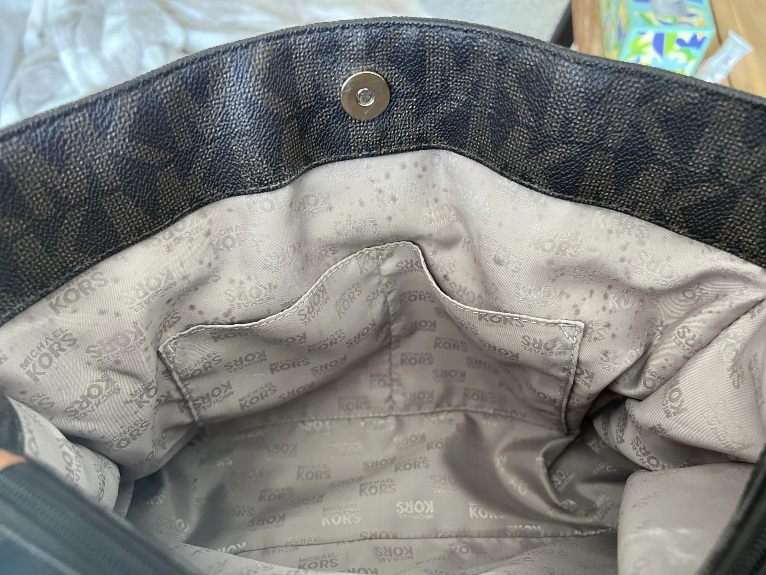 Vệ sinh lớp lót bên trong túi xách Michael Kors là bước quan trọng để bảo trì giá trị túi