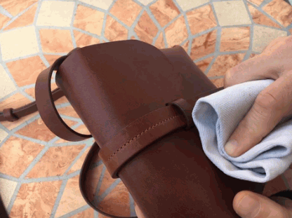 Sử dụng kem dưỡng chuyên sâu là cách tốt nhất để xử lý và ngăn ngừa các vết nứt nhỏ trên quai túi