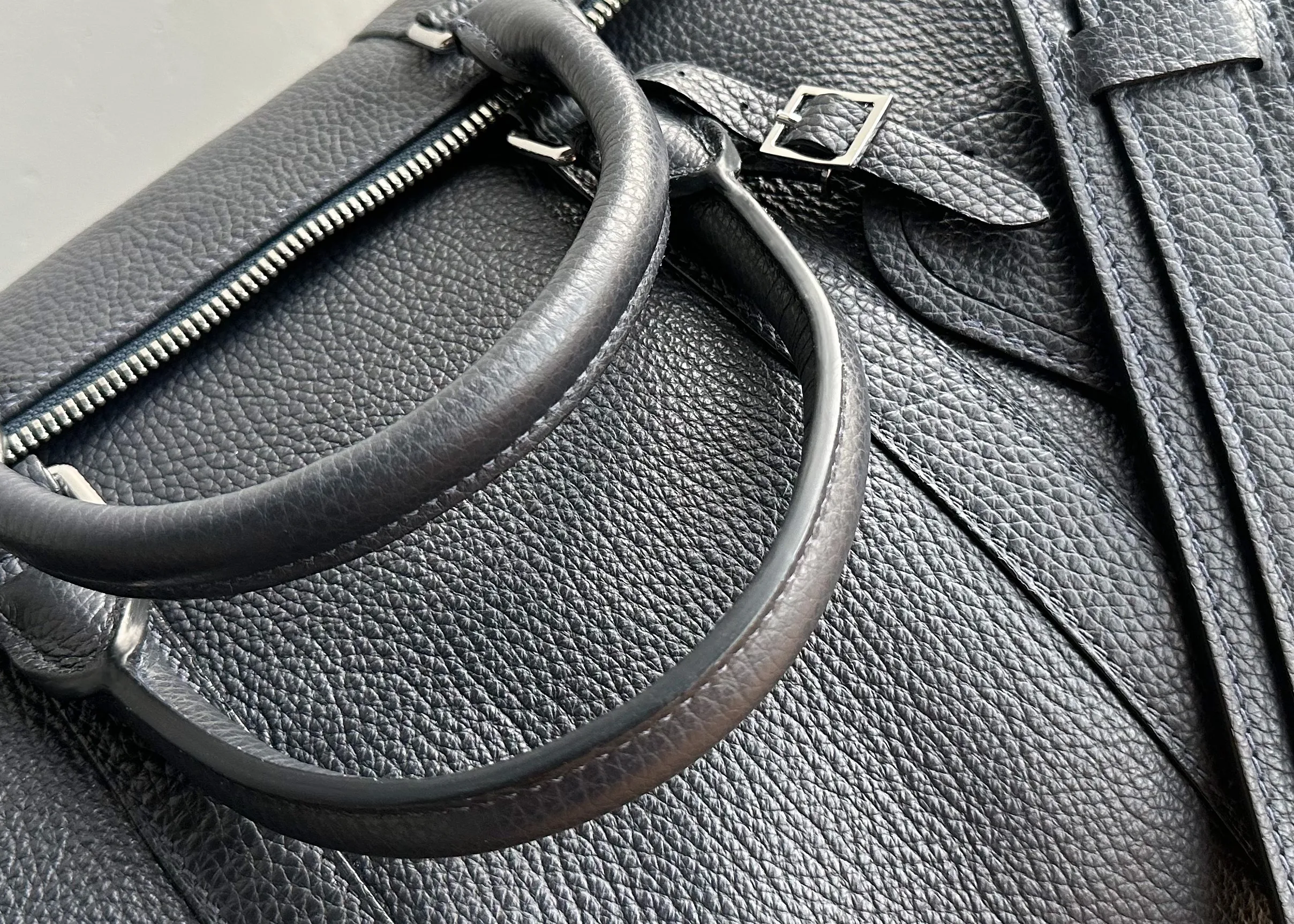 Kỹ thuật may gia cố đường chỉ kép giúp tăng cường độ bền cho quai xách balo MK