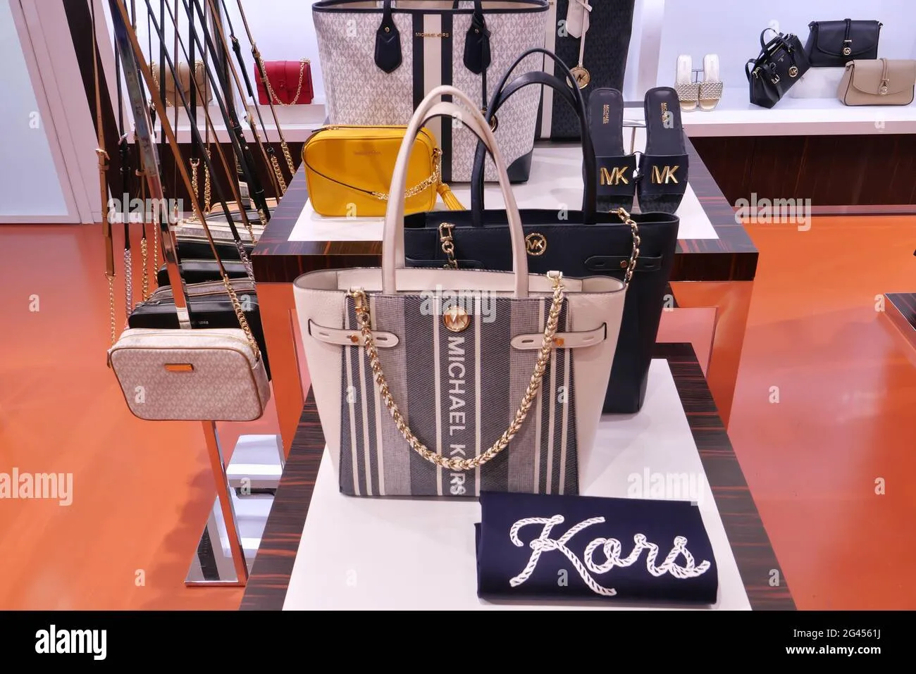 Túi xách Michael Kors là món đồ thời trang được săn đón hàng đầu nhờ thiết kế thời thượng