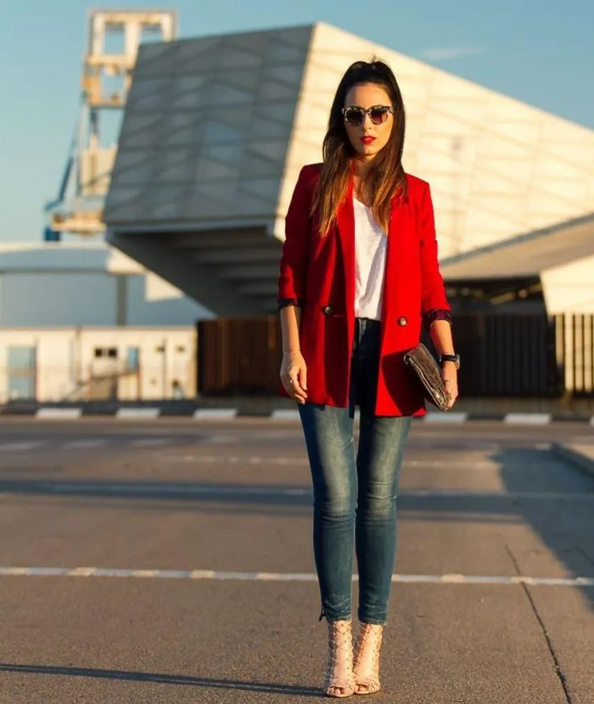 Sử dụng túi MK màu sắc đối lập là cách tuyệt vời để tạo điểm nhấn cho chiếc blazer đơn giản