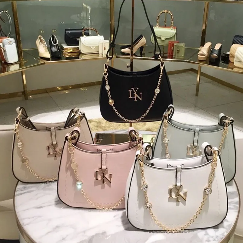 Sự khác biệt về diện mạo giữa túi xách Michael Kors và Pedro