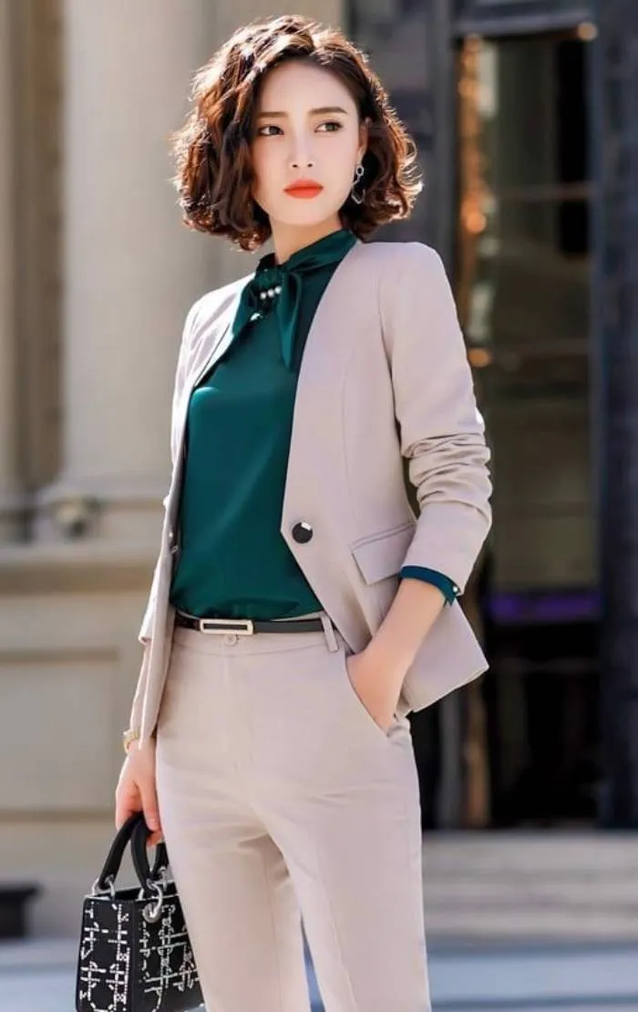 Sự kết hợp hoàn hảo giữa suit nữ tính và túi xách Michael Kors nâng tầm phong cách quý cô