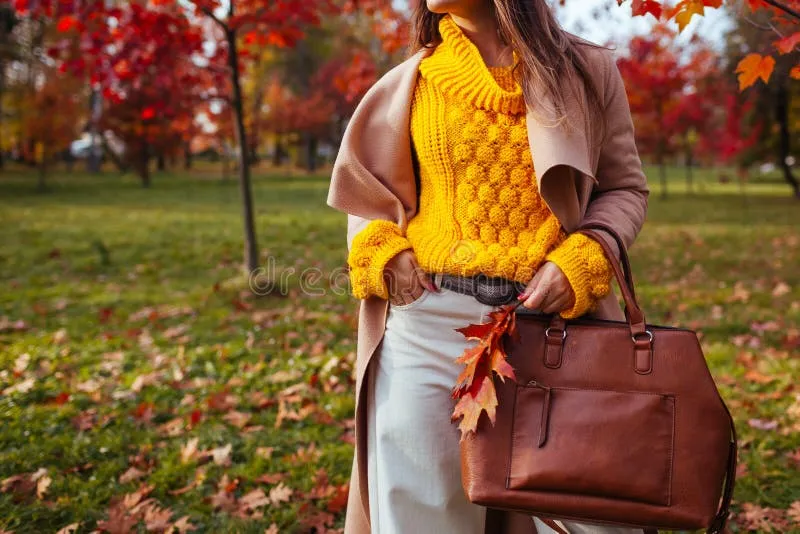 close-up-stylish-woman-holding-purse-wearing-yellow-sweater-autumn-park-fall-female-clothes-accessories-fashion-handbag-258078297 Túi Michael Kors là điểm nhấn hoàn hảo cho phong cách mùa thu lãng mạn và thanh lịch