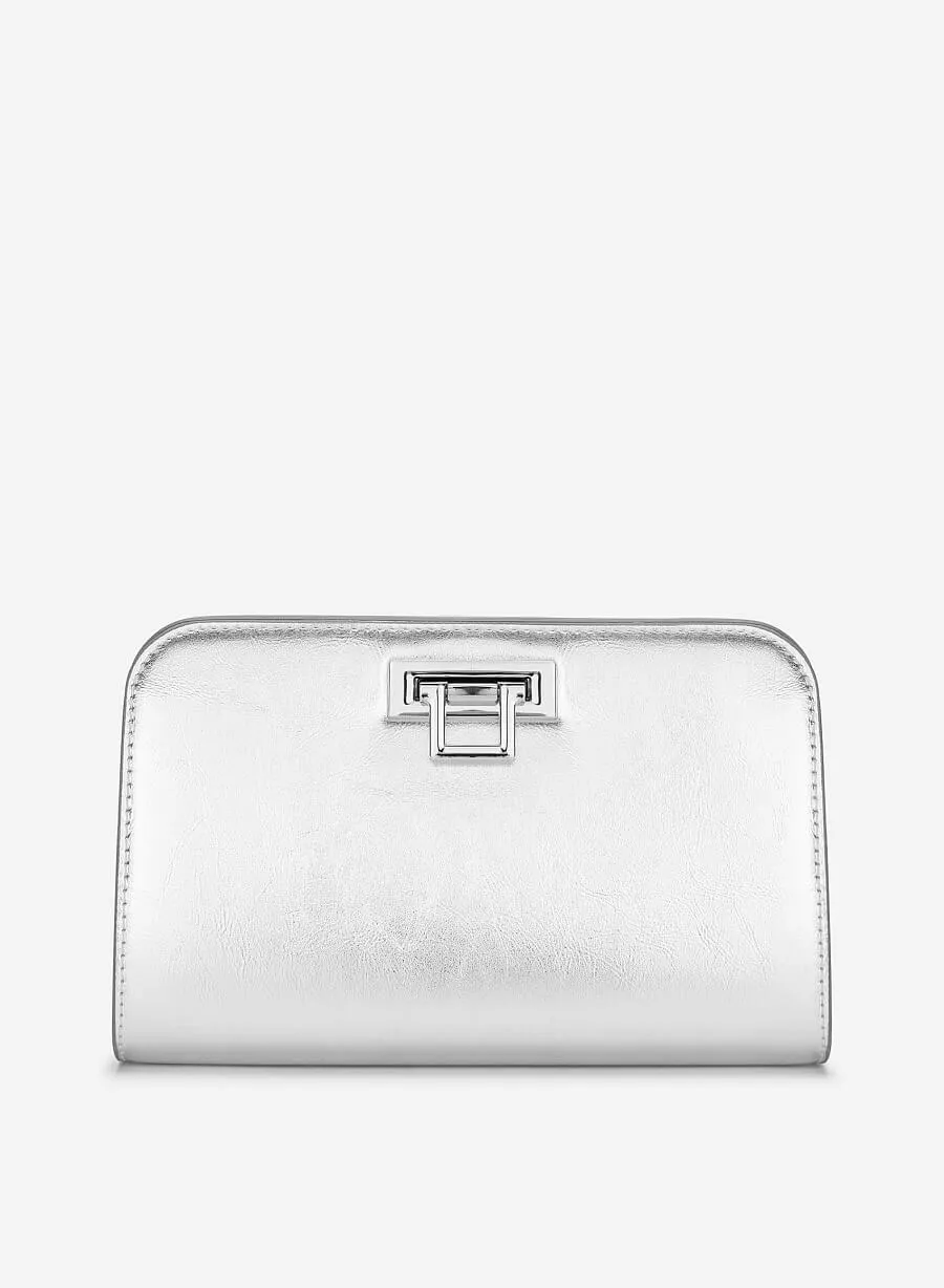Clutch MK nhỏ gọn là phụ kiện lý tưởng cho phong cách cô dâu hiện đại và quyến rũ