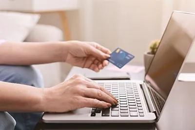 credit-card-laptop-shop-online-purchase Quy trình thanh toán trực tuyến cần lưu ý các khoản thuế nội địa tại Mỹ