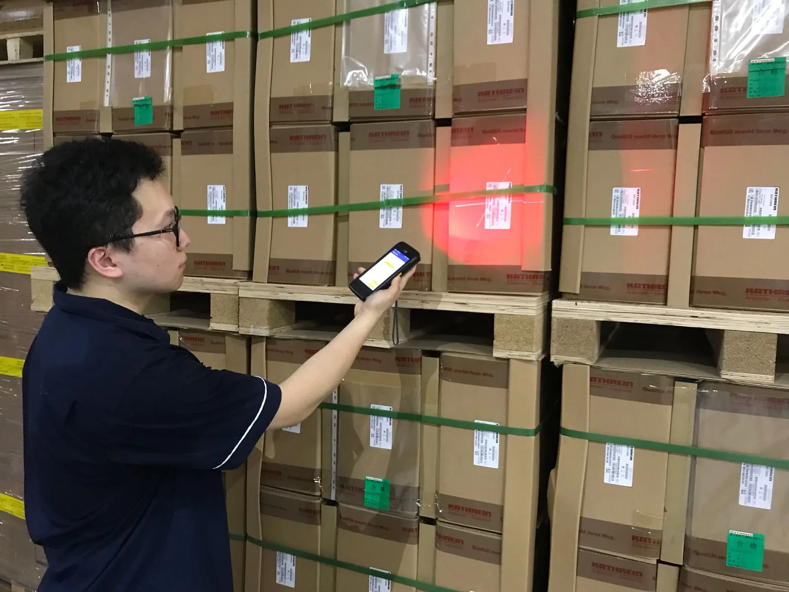 dimerco-services_contract-logistics_warehousing-distribution-3 Hàng hóa được tập kết tại kho Mỹ để chuẩn bị vận chuyển về Việt Nam