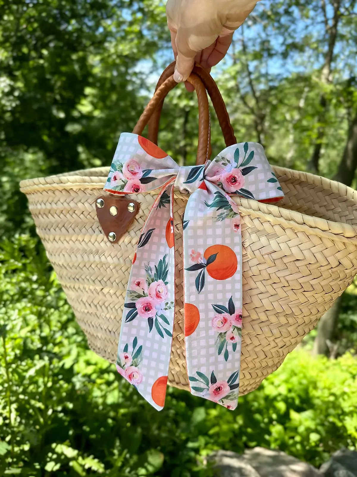 diy-fabric-scarf-14-1 Họa tiết khăn Twilly đa dạng giúp tạo nên dấu ấn cá nhân độc đáo cho chiếc túi xách
