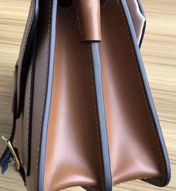 Cận cảnh độ hoàn thiện mép sơn tinh xảo trên một chiếc túi xách Michael Kors chính hãng với độ mịn và đồng nhất tuyệt đối