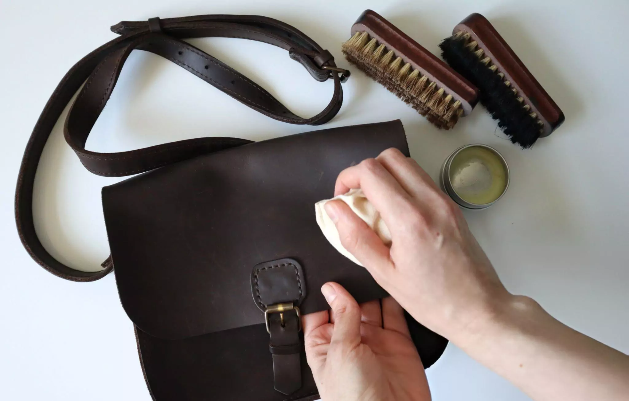 how-to-clean-leather-purse-cleanzen-image-of-a-leather-handbag-being-cleaned-jpg Sử dụng tăm bông thấm dung dịch chuyên dụng để xử lý các vết lem một cách cẩn thận